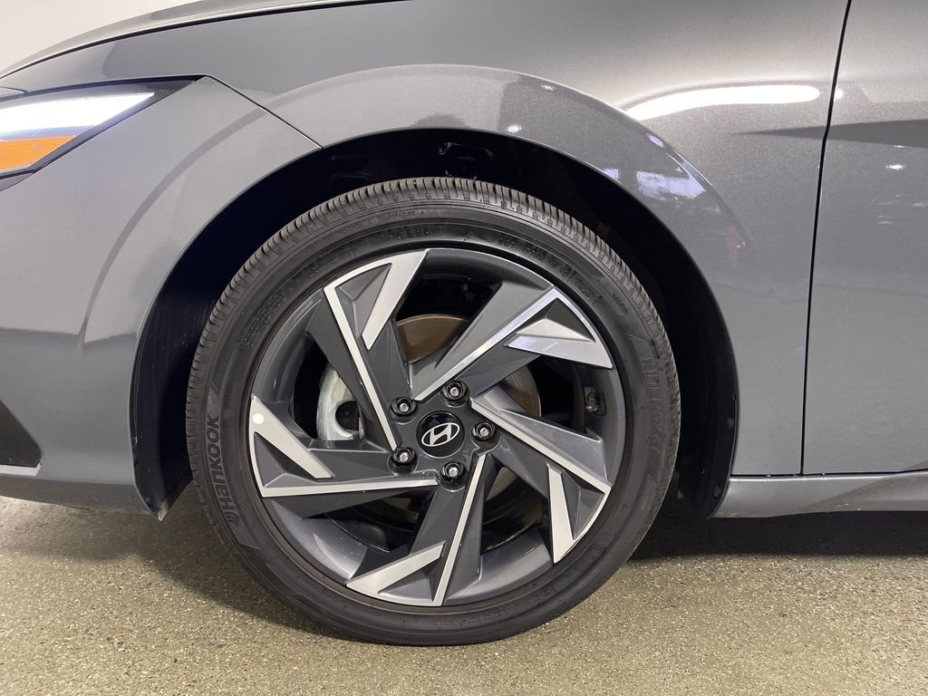 Certified 2025 Hyundai Elantra Limited FWD image 11