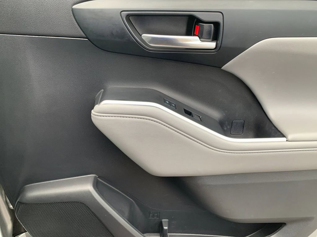 Used 2021 Toyota Highlander XLE AWD/4WD image 22