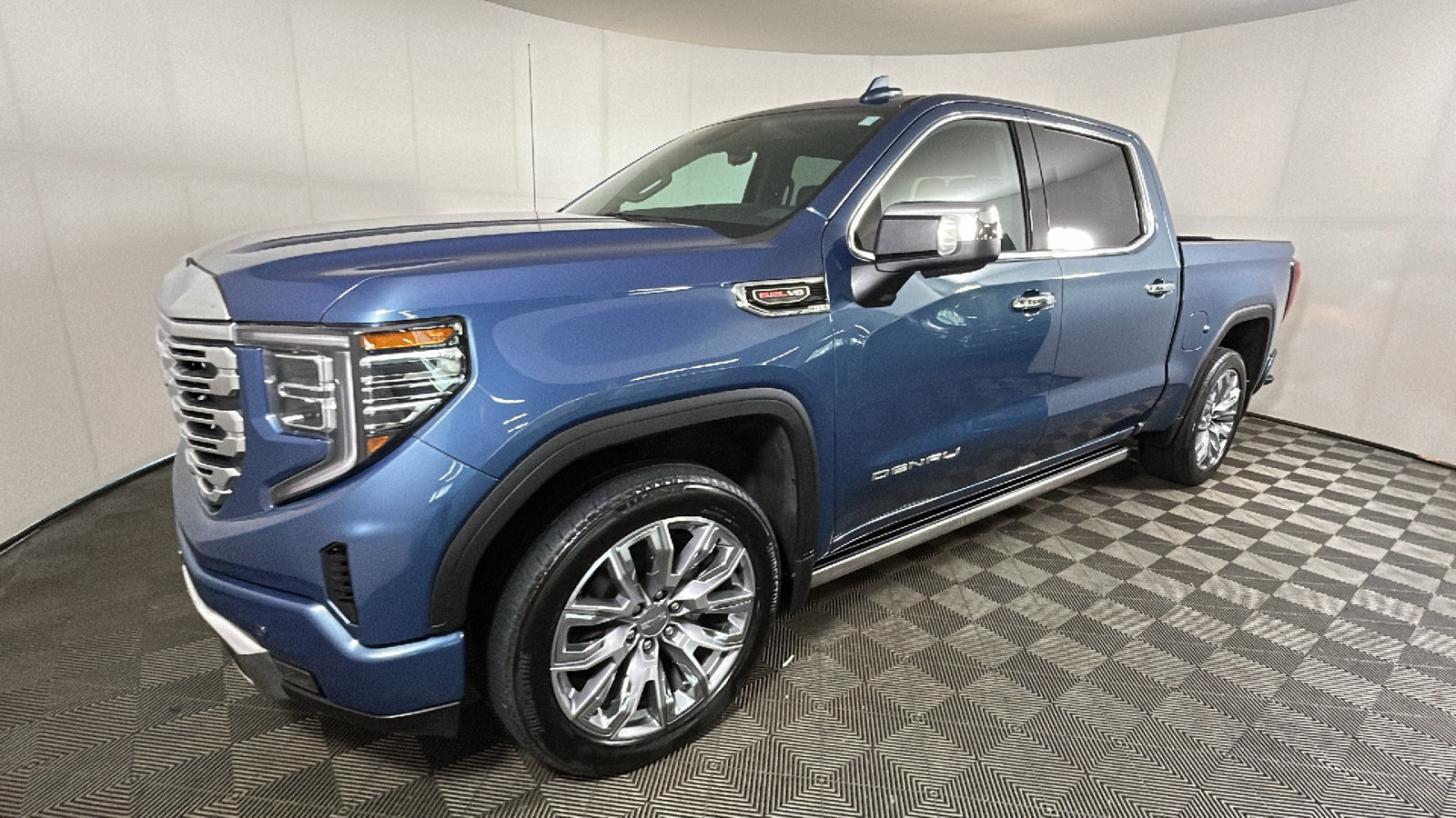 Used 2024 GMC Sierra 1500 Denali AWD/4WD image 8