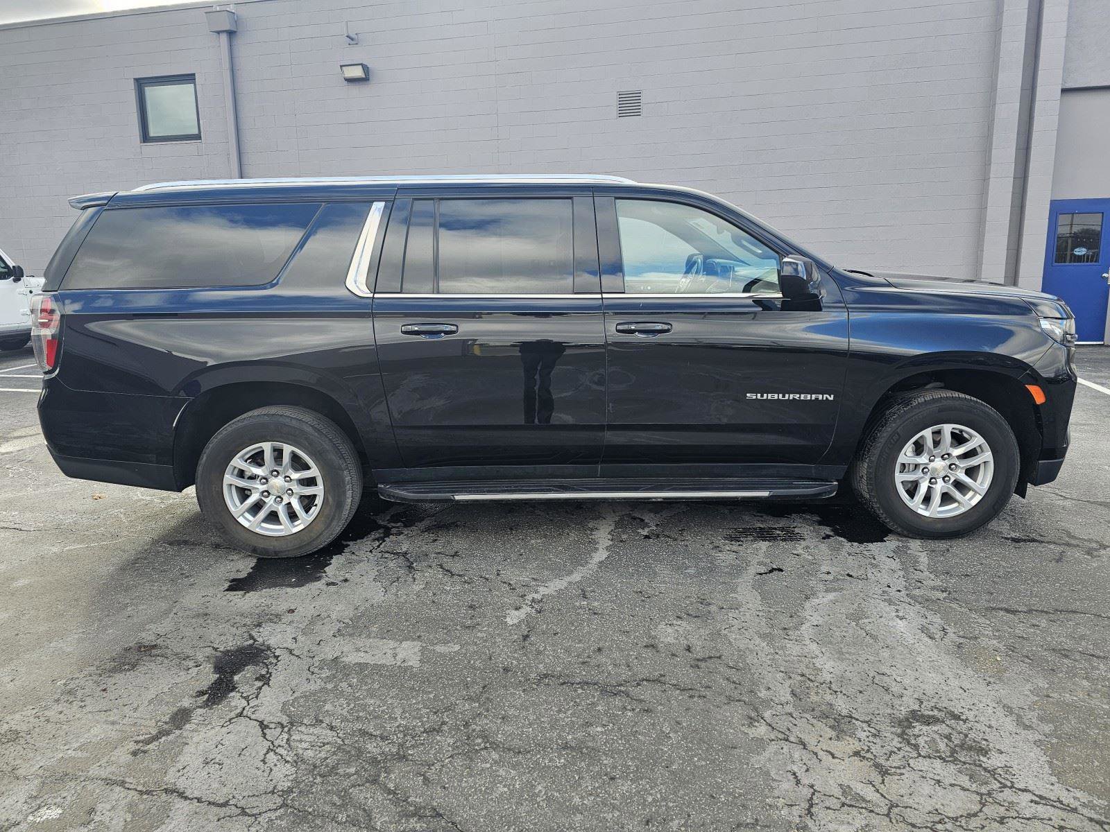 Used 2023 Chevrolet Suburban LT image 7