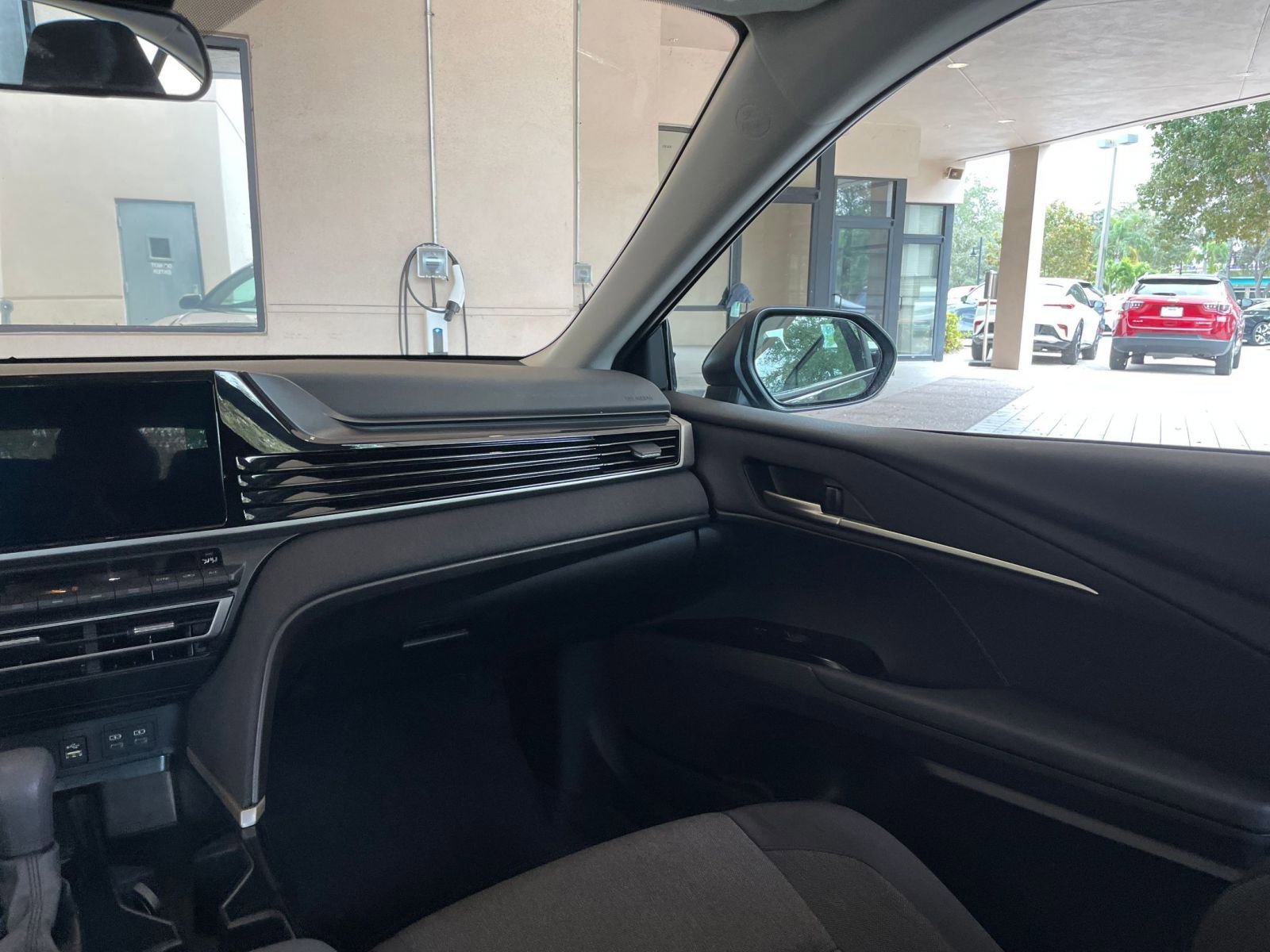 Used 2025 Toyota Camry LE image 29