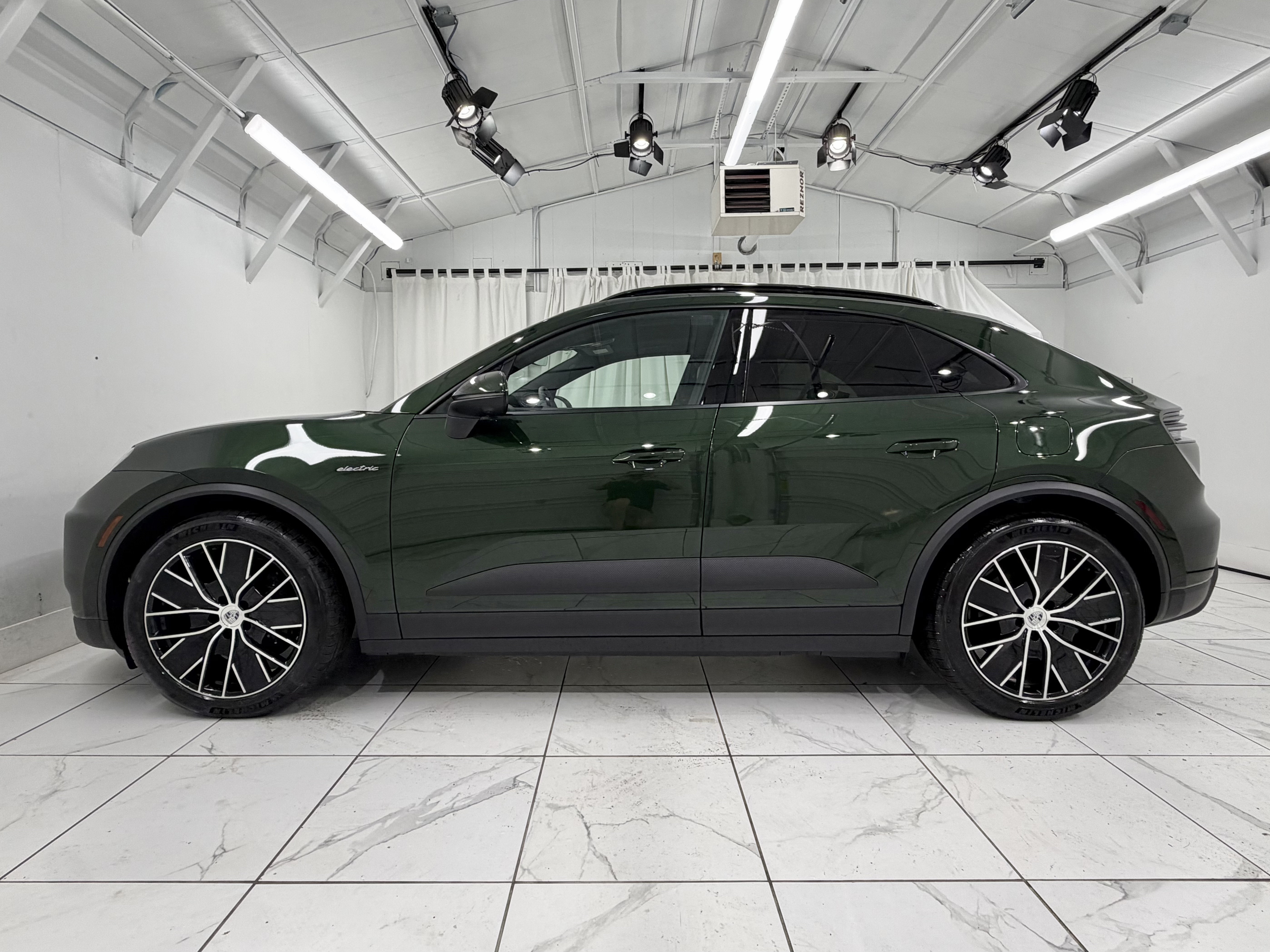 New 2026 Porsche Macan 4 Electric AWD/4WD image 2