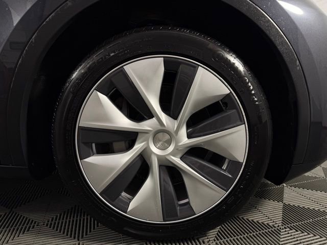 Used 2024 Tesla Model Y 2WD image 11
