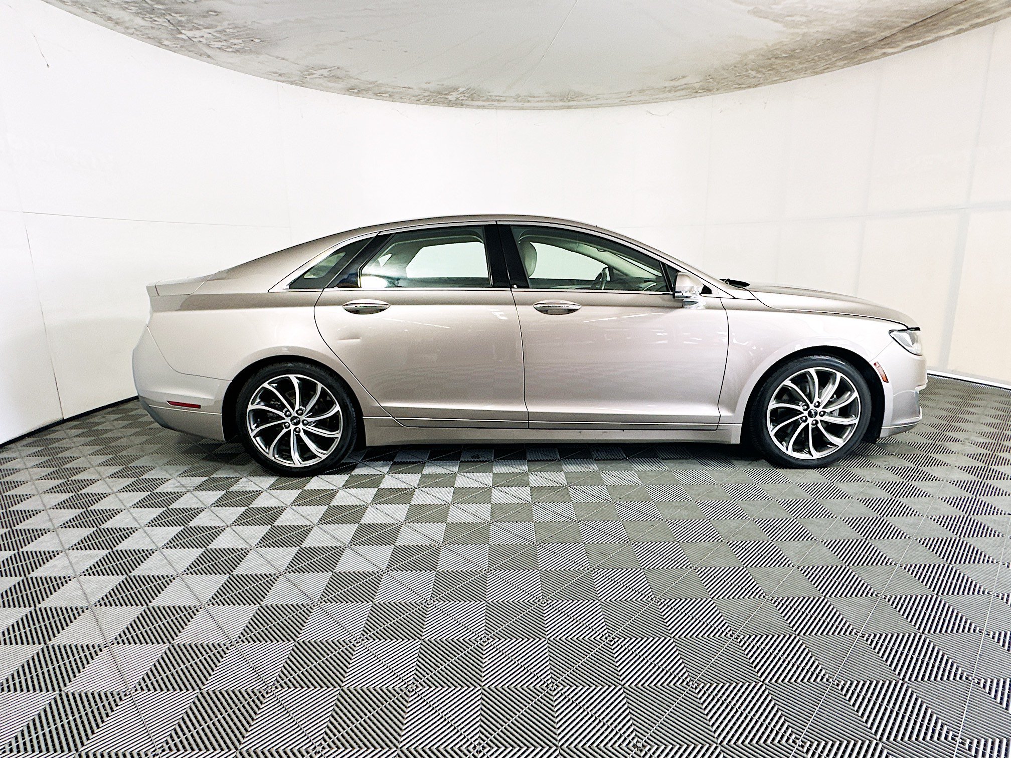 Used 2018 Lincoln MKZ Premiere w/ Magnetic Appearance Package FWD image 2