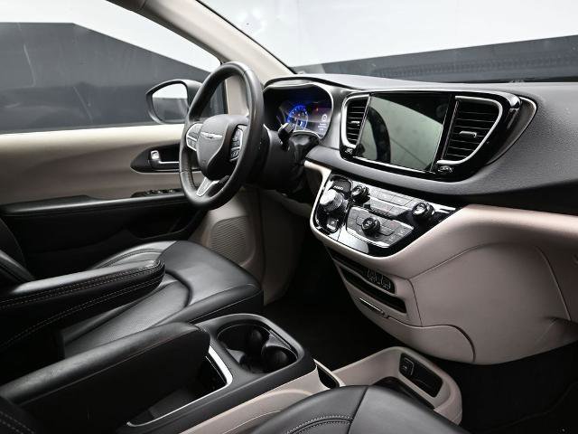 Used 2023 Chrysler Pacifica Touring-L image 9