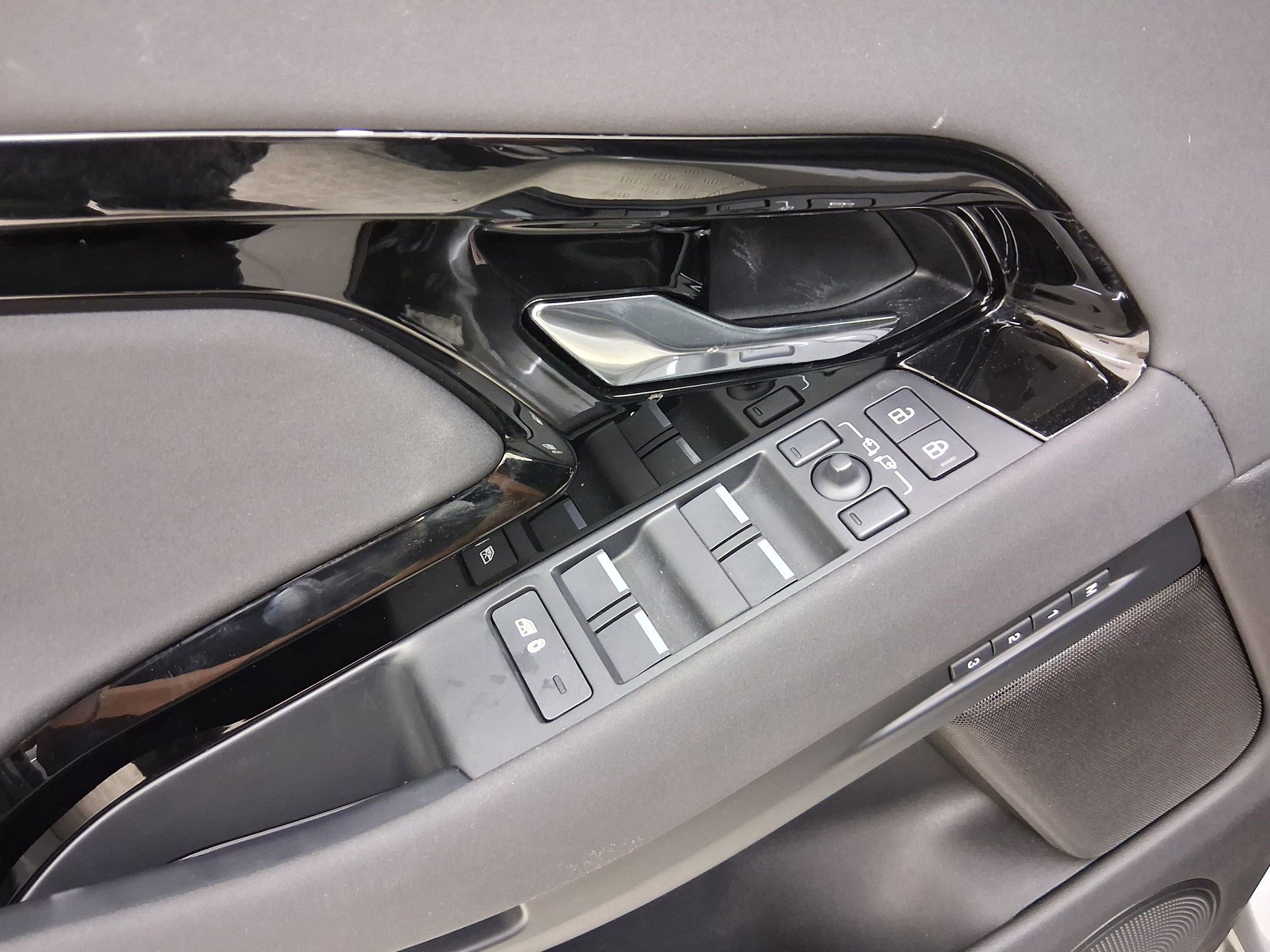 Used 2025 Land Rover Range Rover Evoque S image 23