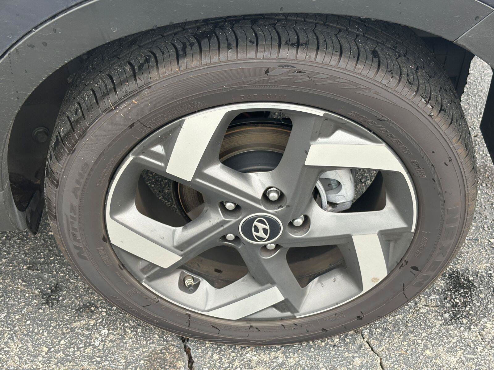 Used 2025 Hyundai Venue Limited FWD image 12