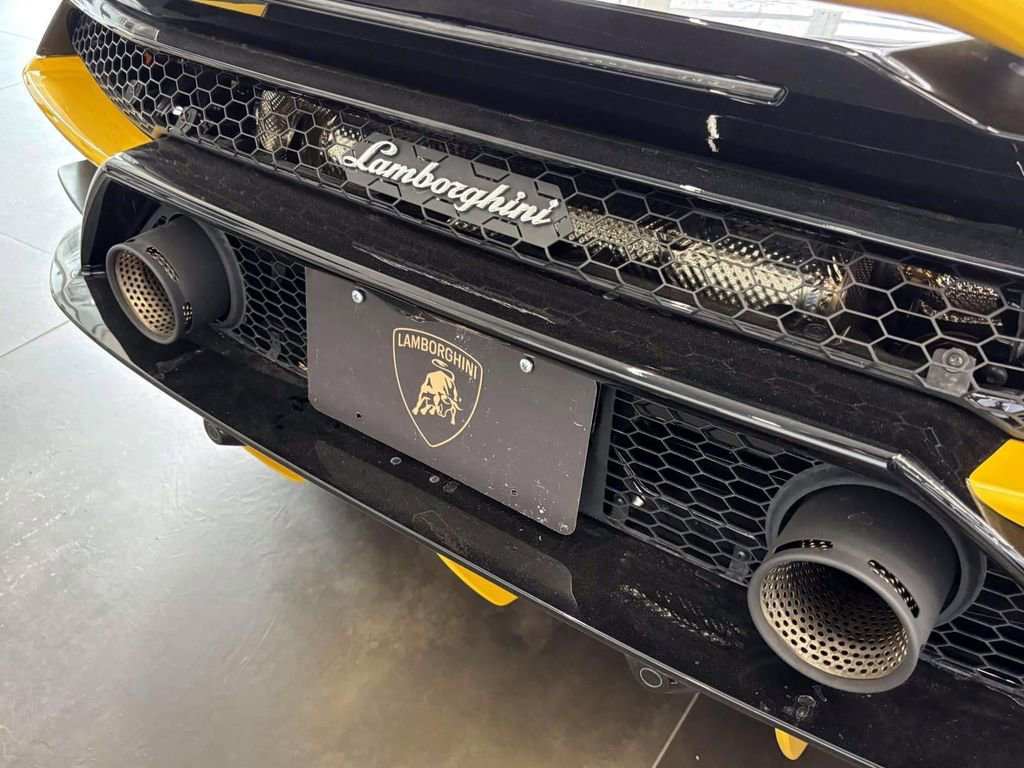 Used 2024 Lamborghini Huracan EVO image 18