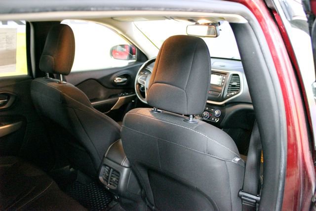 Used 2017 Jeep Cherokee Latitude w/ Cold Weather Group AWD/4WD image 10