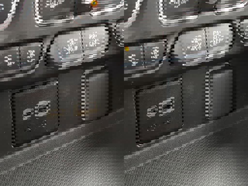 Used 2023 GMC Yukon XL SLT w/ SLT Luxury Package image 31