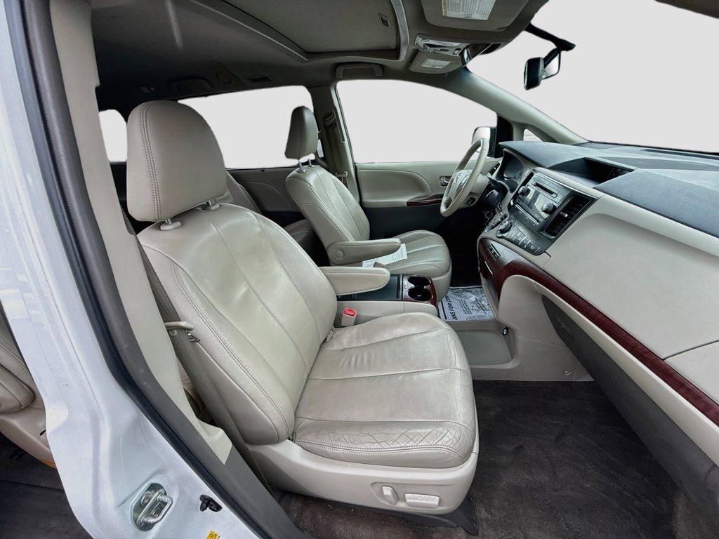 Used 2014 Toyota Sienna XLE FWD image 28