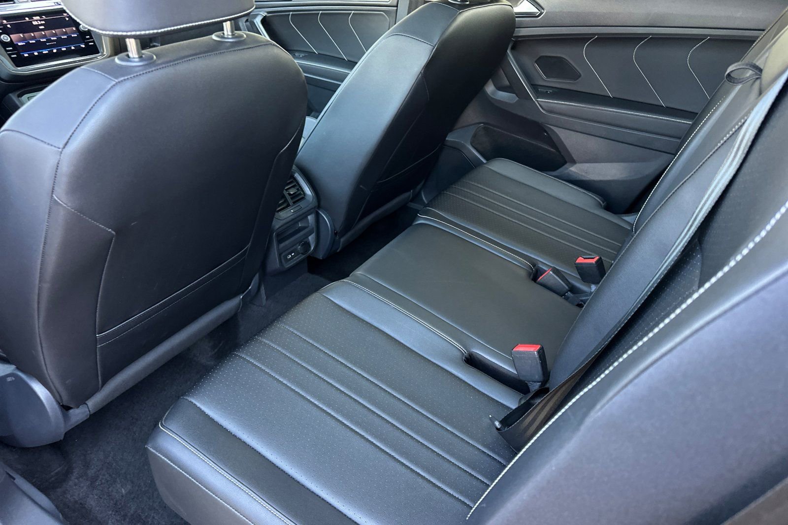 Used 2023 Volkswagen Tiguan SE w/ Panoramic Sunroof Package FWD image 12