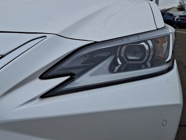 Used 2022 Lexus ES 300h w/ Accessory Package FWD image 9
