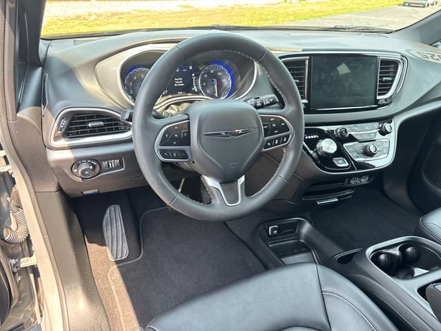 Used 2025 Chrysler Pacifica Select FWD image 14