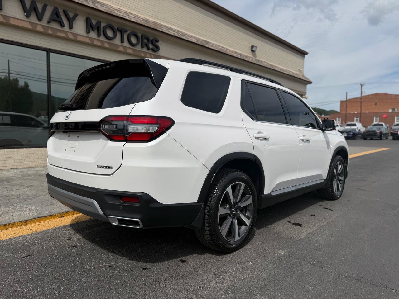 Used 2023 Honda Pilot Touring image 3