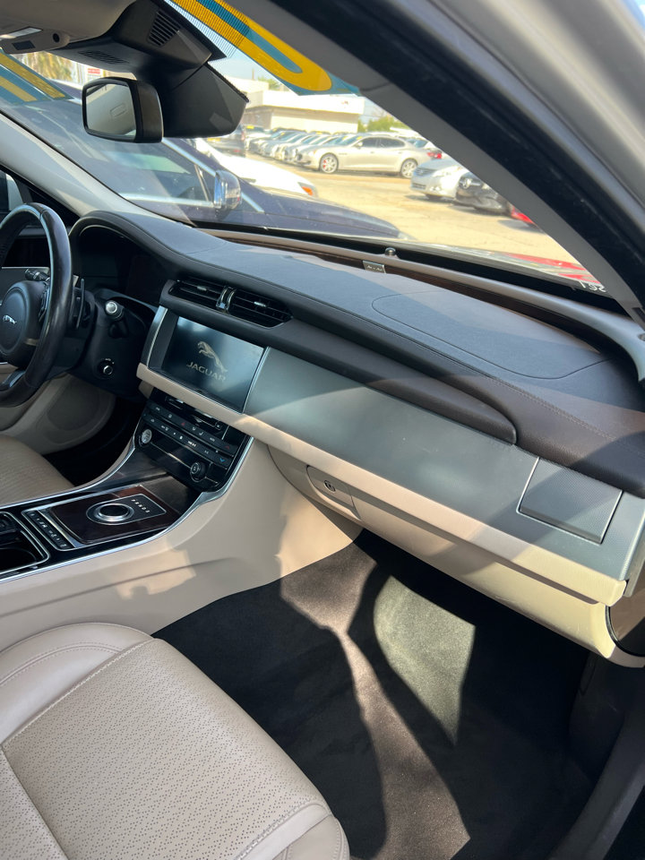Used 2017 Jaguar XF Prestige image 7