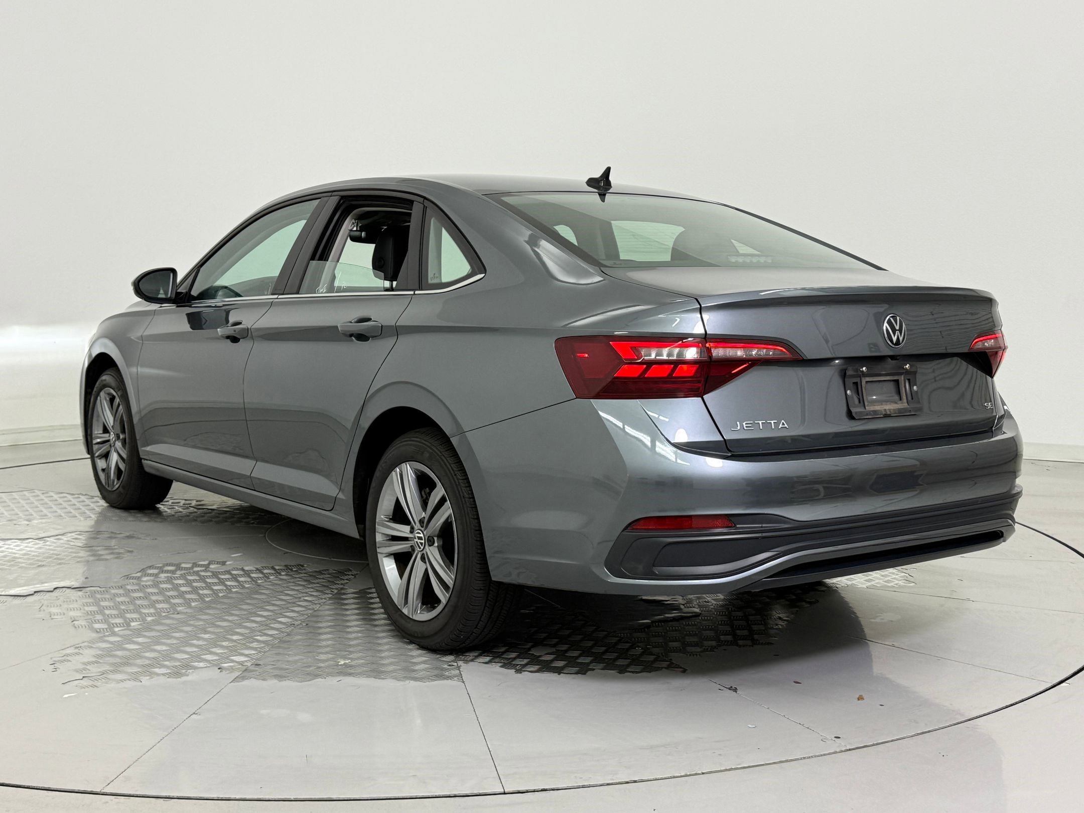 Used 2024 Volkswagen Jetta SE image 3