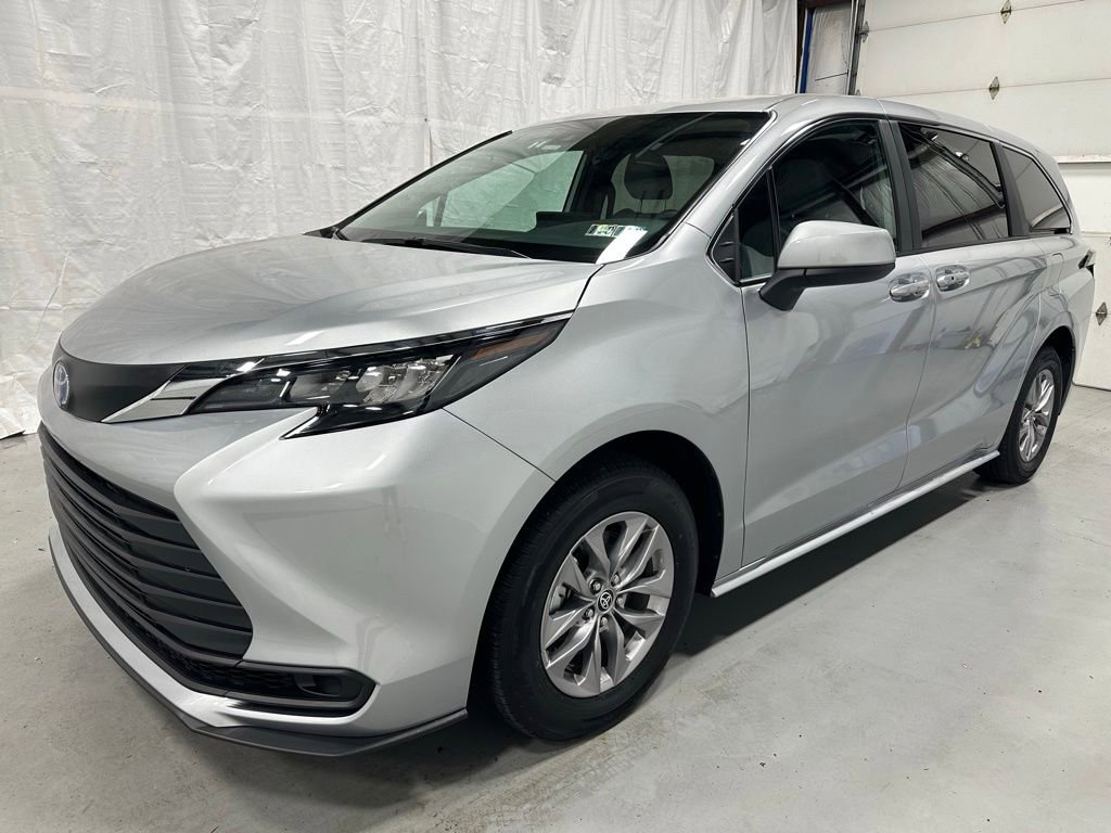 Used 2025 Toyota Sienna LE FWD image 3