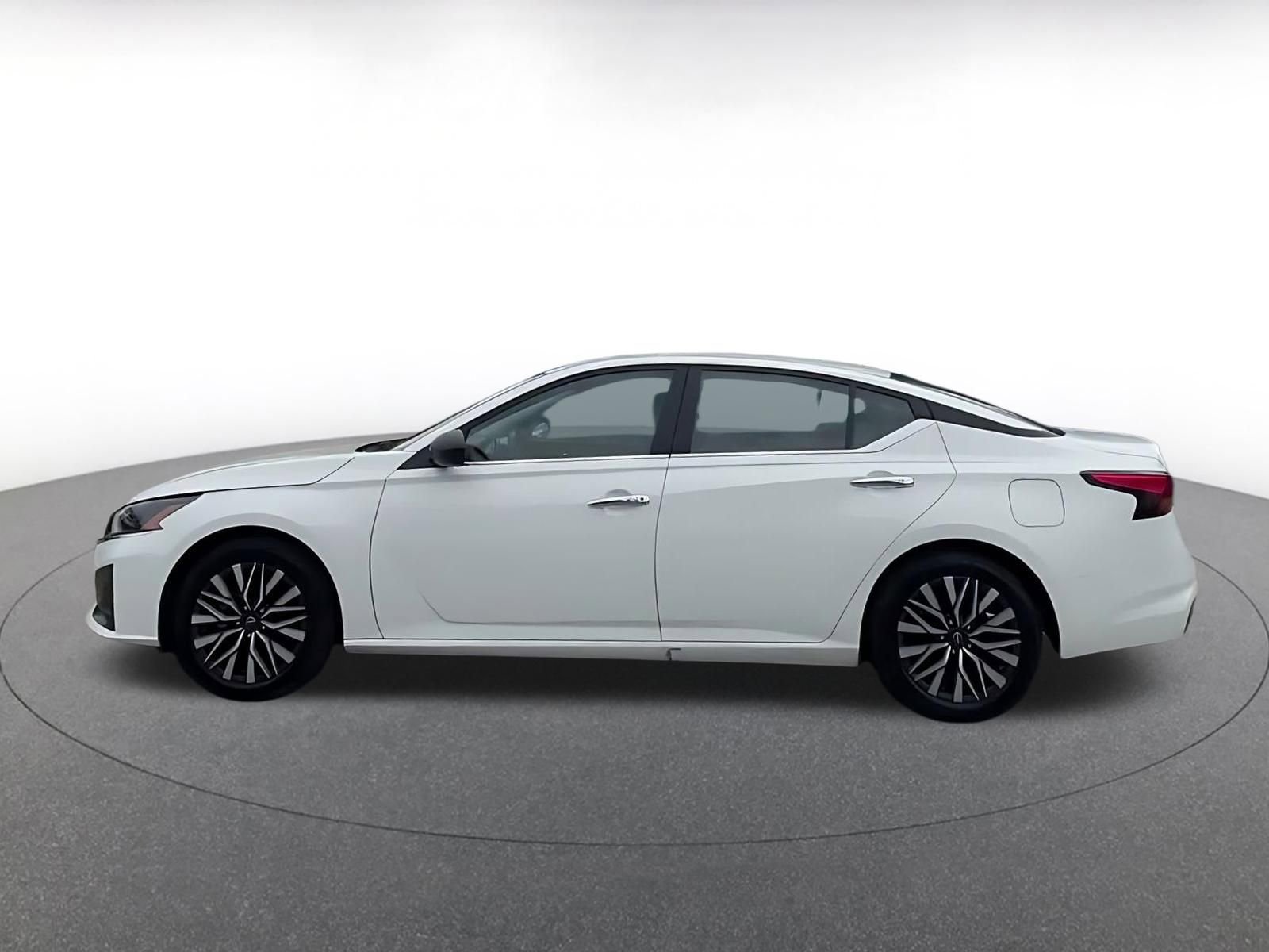 Used 2025 Nissan Altima 2.5 SV FWD image 9