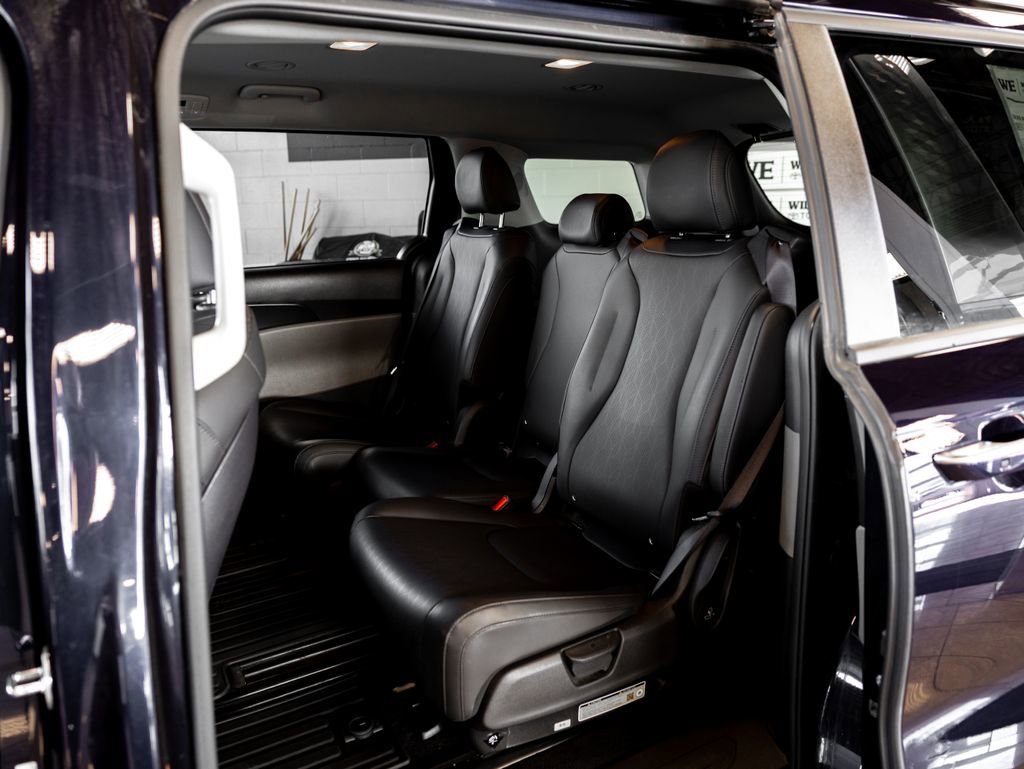 Used 2025 Kia Carnival image 10