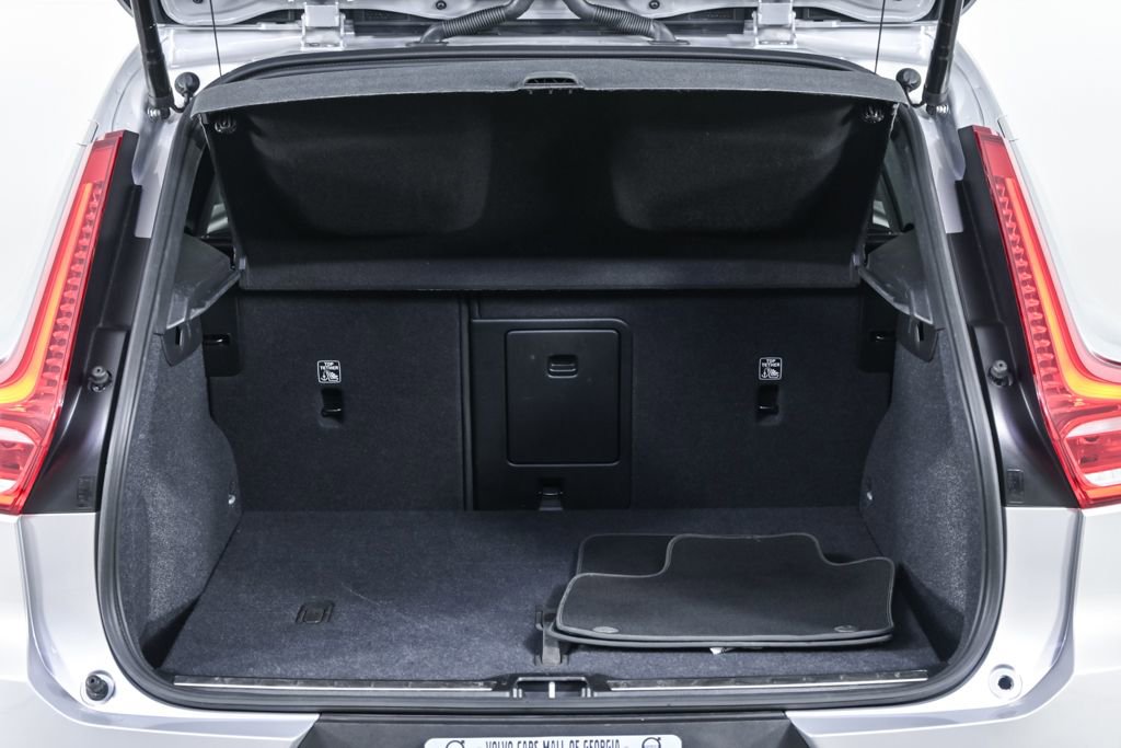 Certified 2025 Volvo XC40 B5 Plus image 31