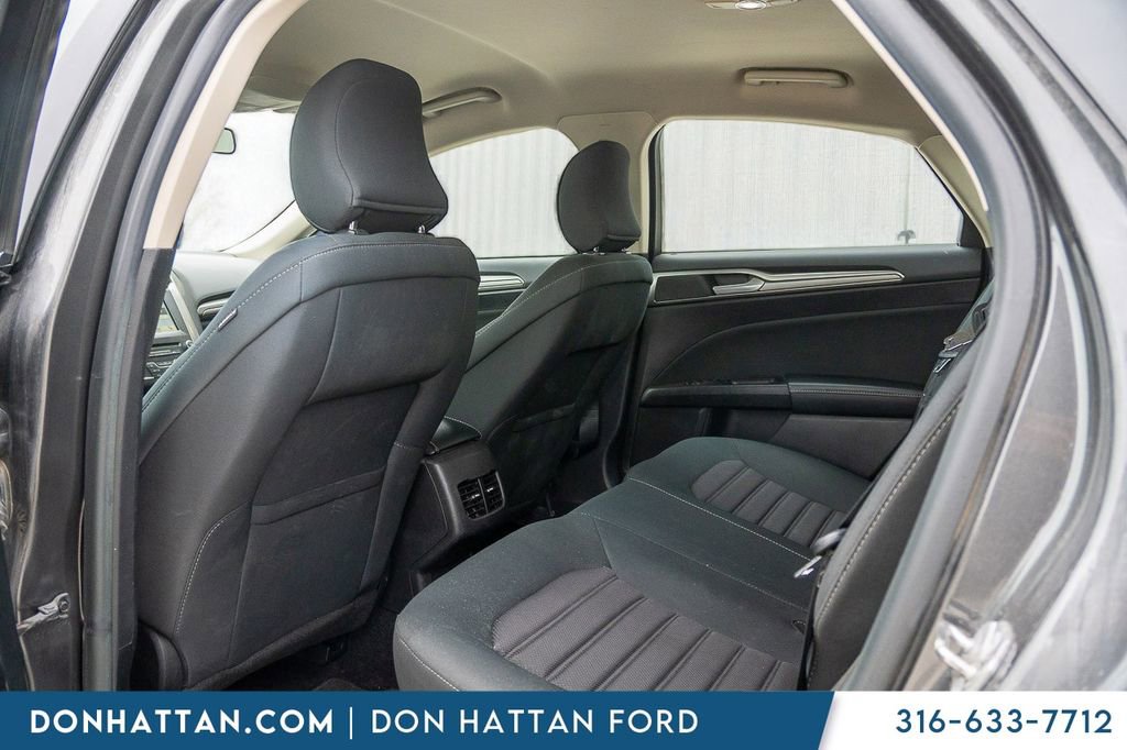 Used 2017 Ford Fusion SE w/ Fusion SE Technology Package image 19