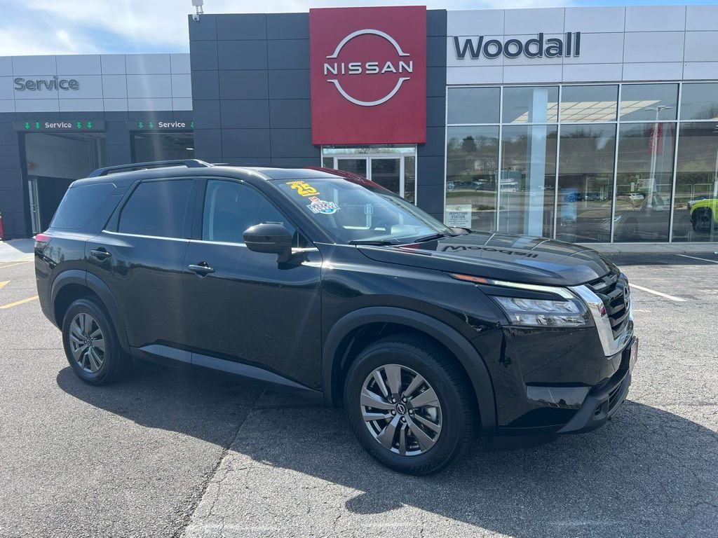 Used 2025 Nissan Pathfinder SV image 1