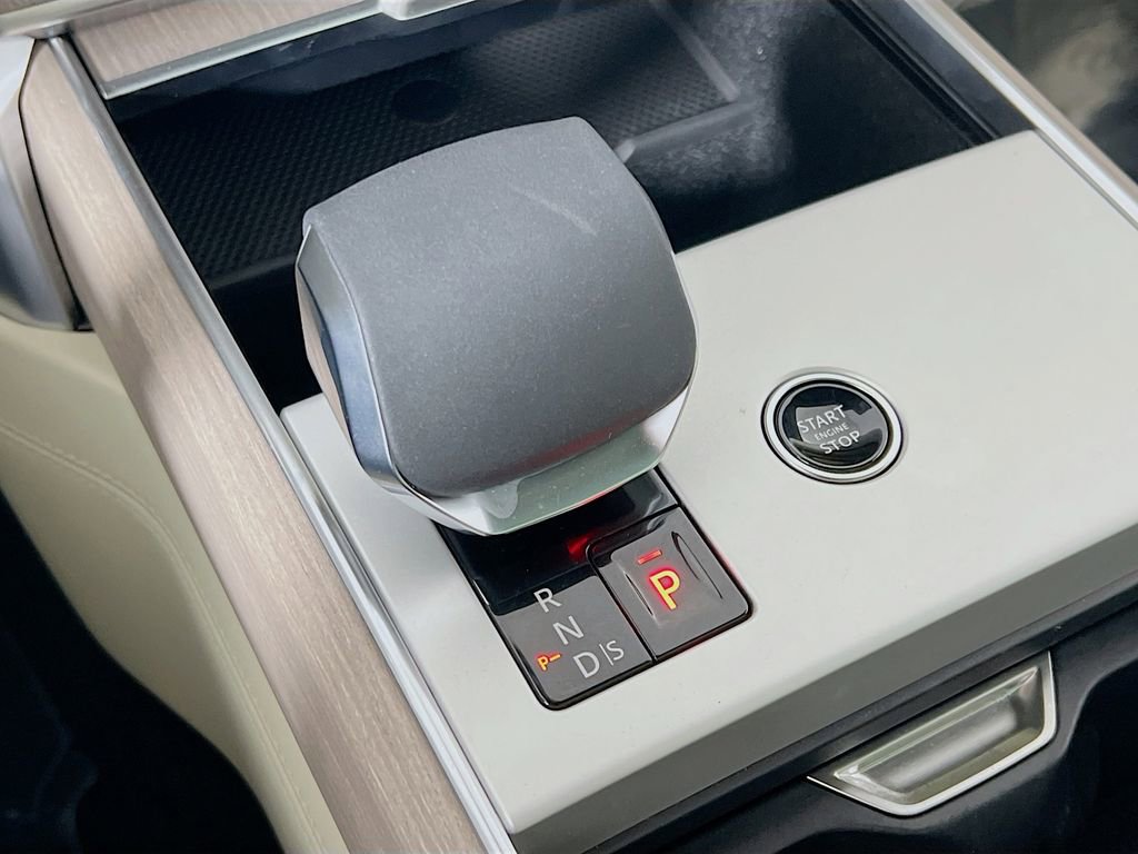Used 2025 Land Rover Range Rover Autobiography image 17