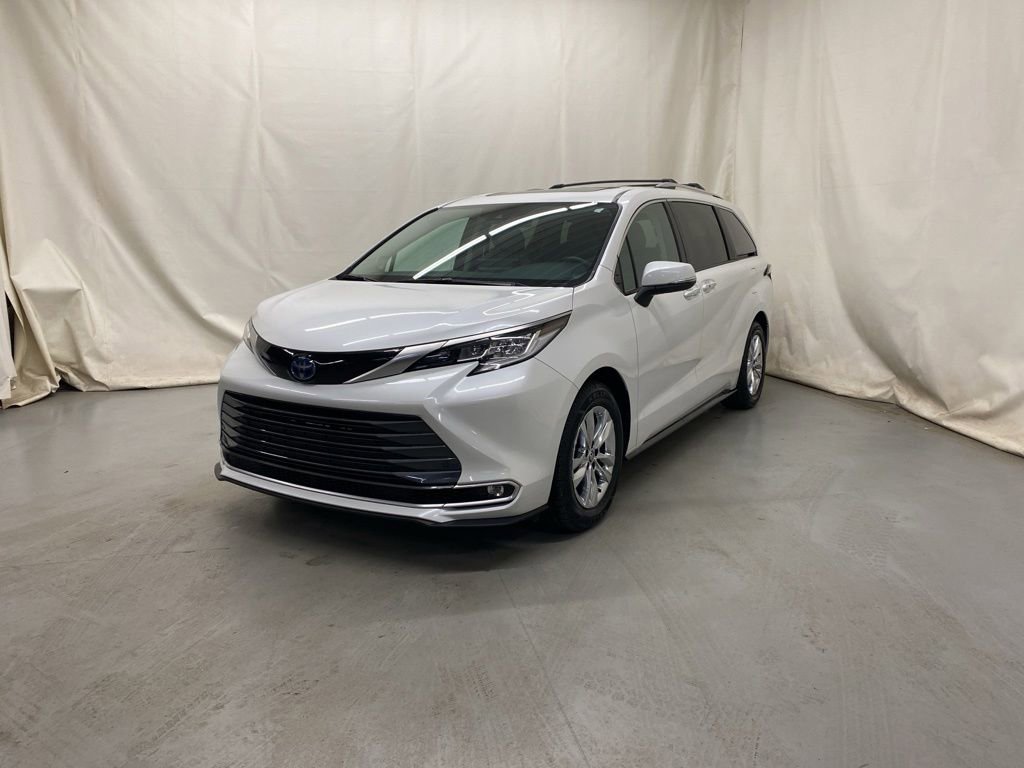 Used 2023 Toyota Sienna Limited AWD/4WD image 2