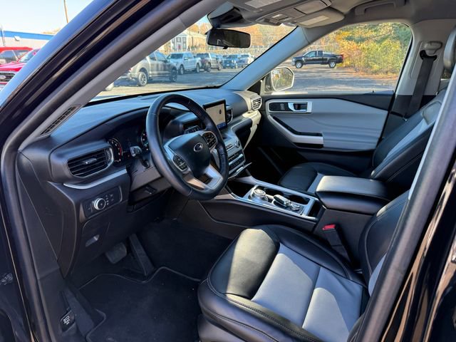 Used 2022 Ford Explorer XLT w/ Equipment Group 202A image 3