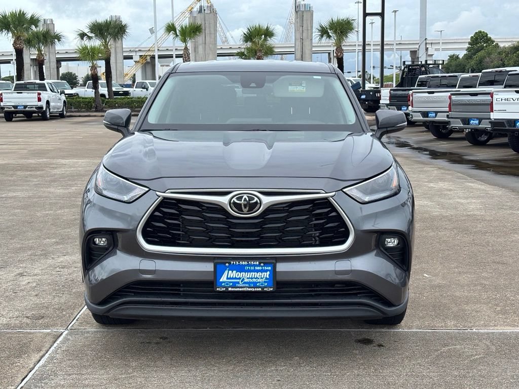 Used 2024 Toyota Highlander LE AWD/4WD image 2