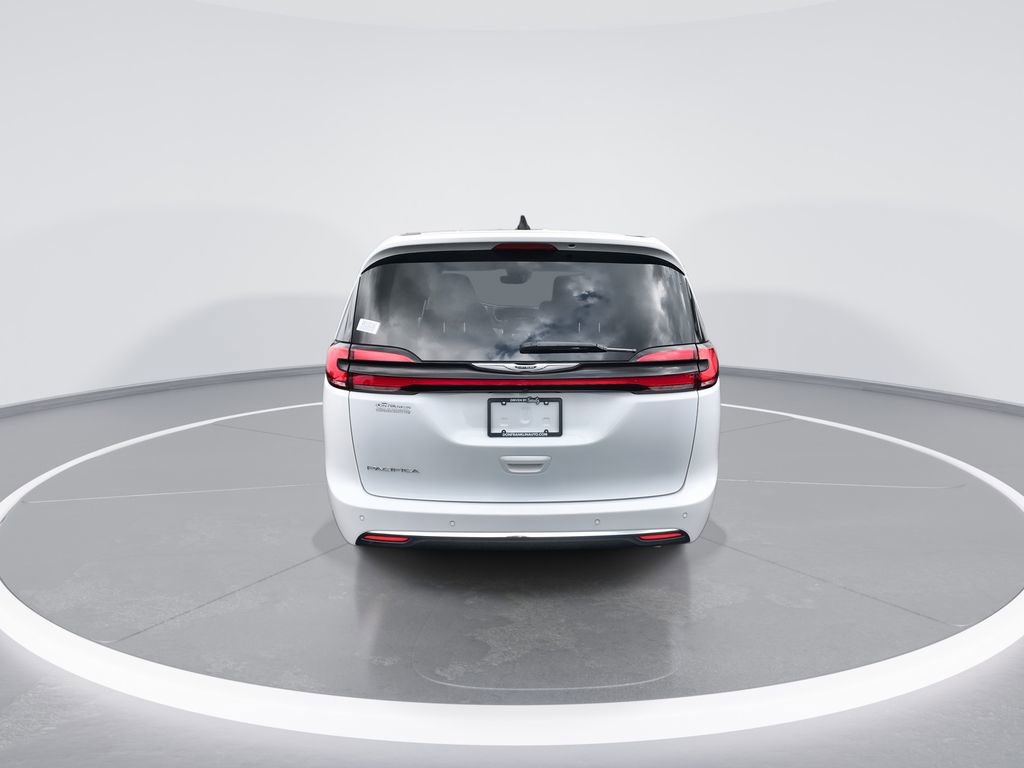 Used 2024 Chrysler Pacifica Touring-L image 7