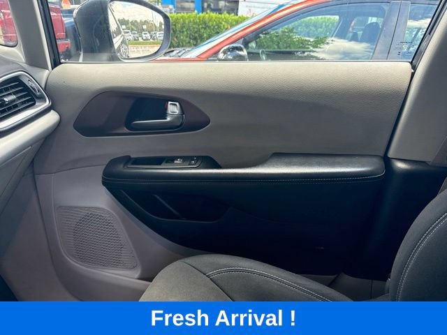 Used 2023 Chrysler Voyager LX FWD image 10