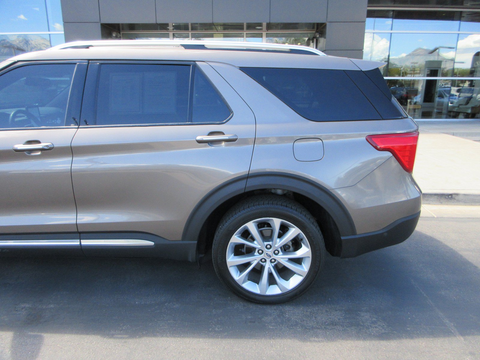 Used 2021 Ford Explorer Platinum w/ Equipment Group 601A AWD/4WD image 4