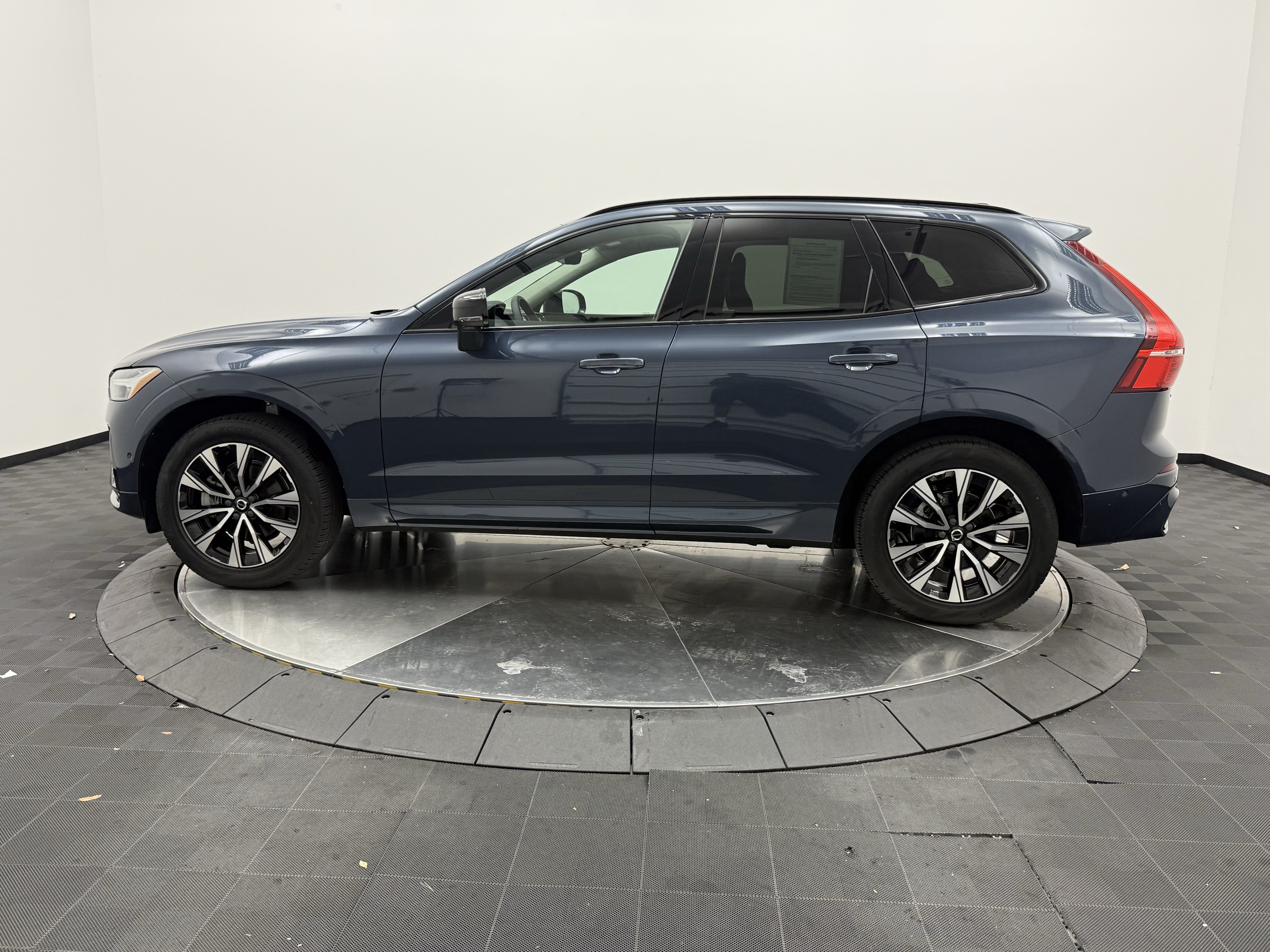 Certified 2024 Volvo XC60 B5 Plus AWD/4WD image 4