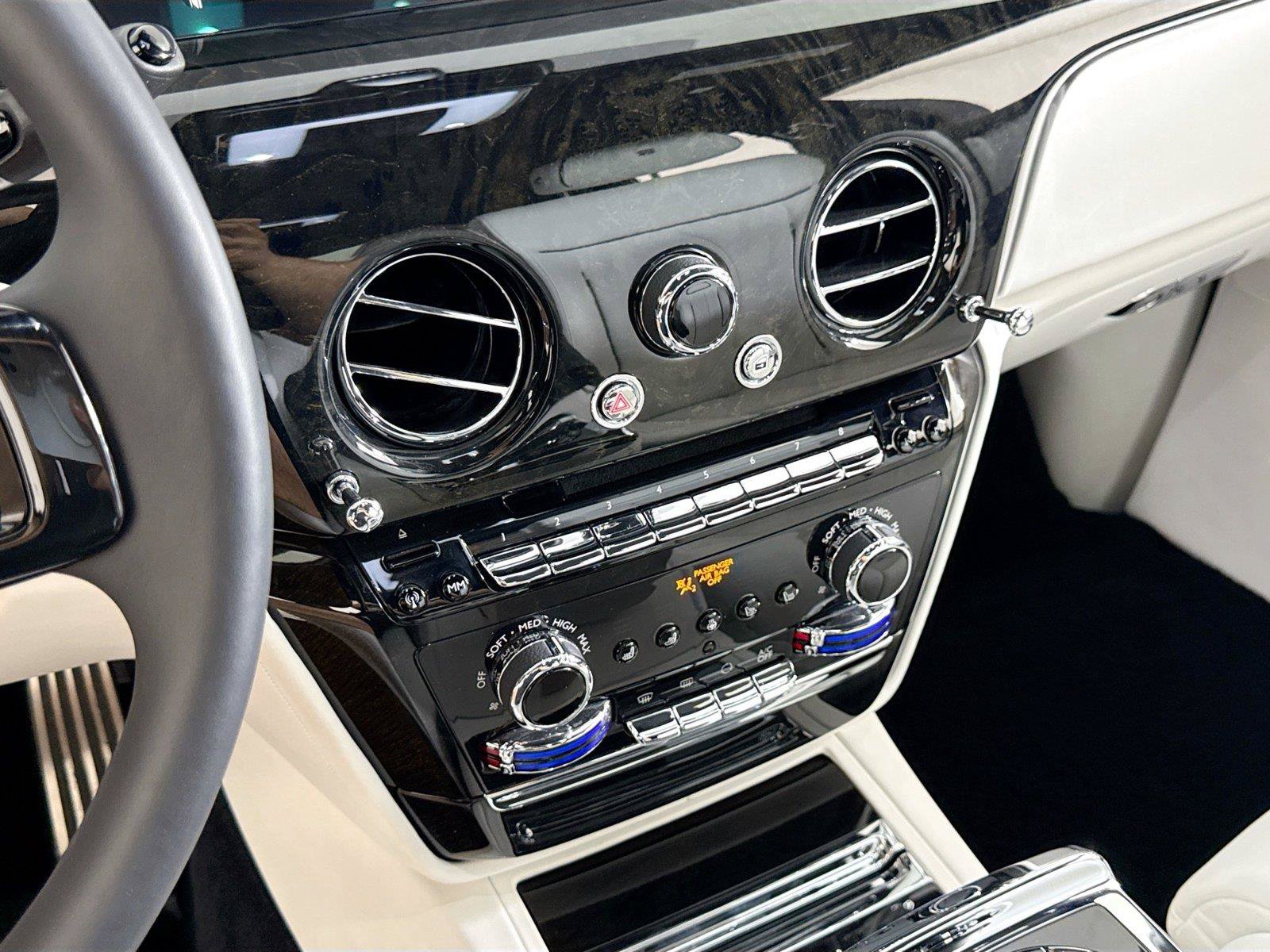 Used 2023 Rolls-Royce Phantom Sedan RWD image 21