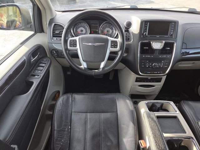 Used 2013 Chrysler Town & Country Touring-L w/ Driver Convenience Group image 28