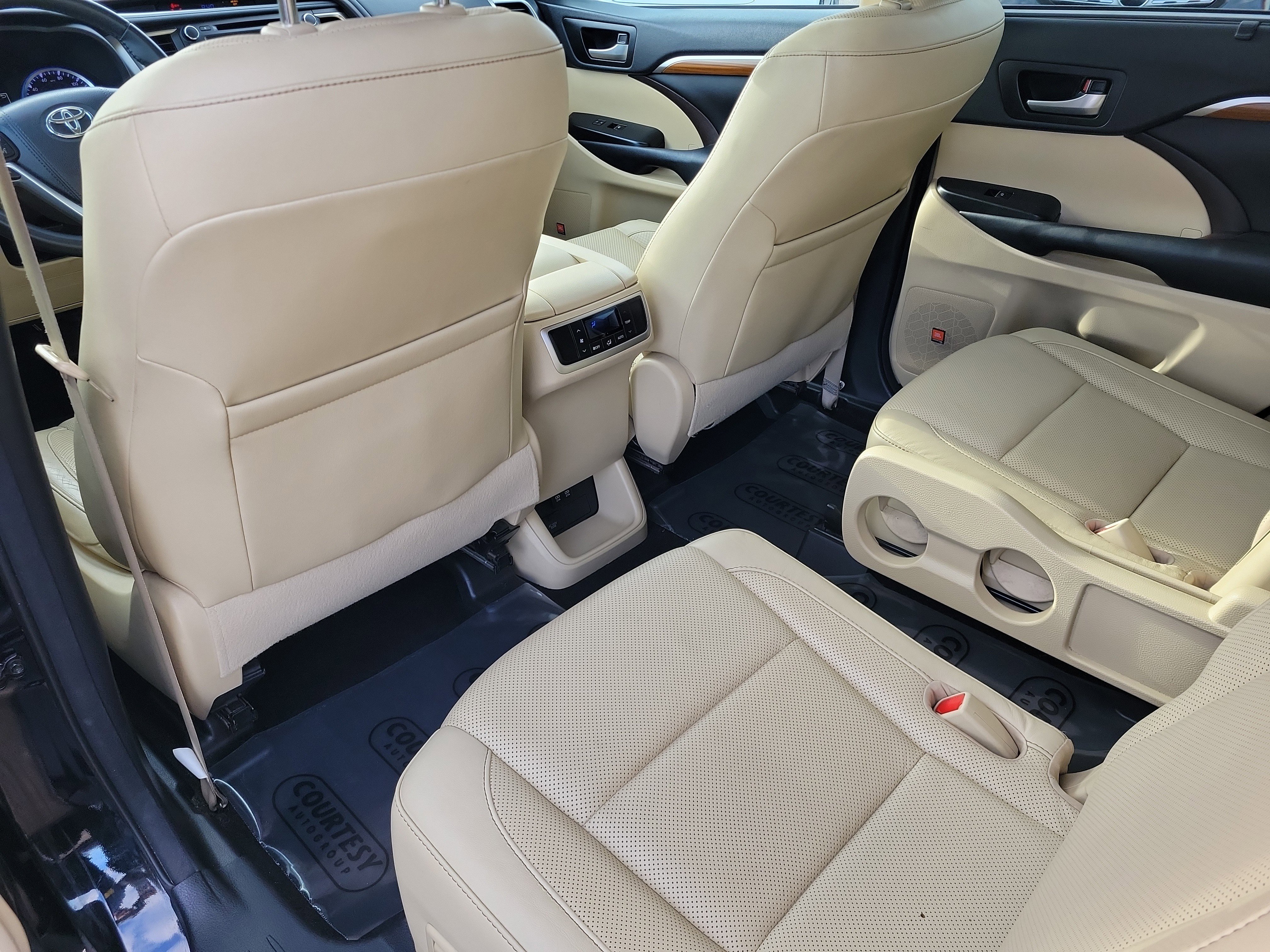 Used 2017 Toyota Highlander Limited w/ Carpet Mat Package image 12