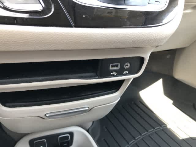 Used 2017 Chrysler Pacifica Touring-L FWD image 25