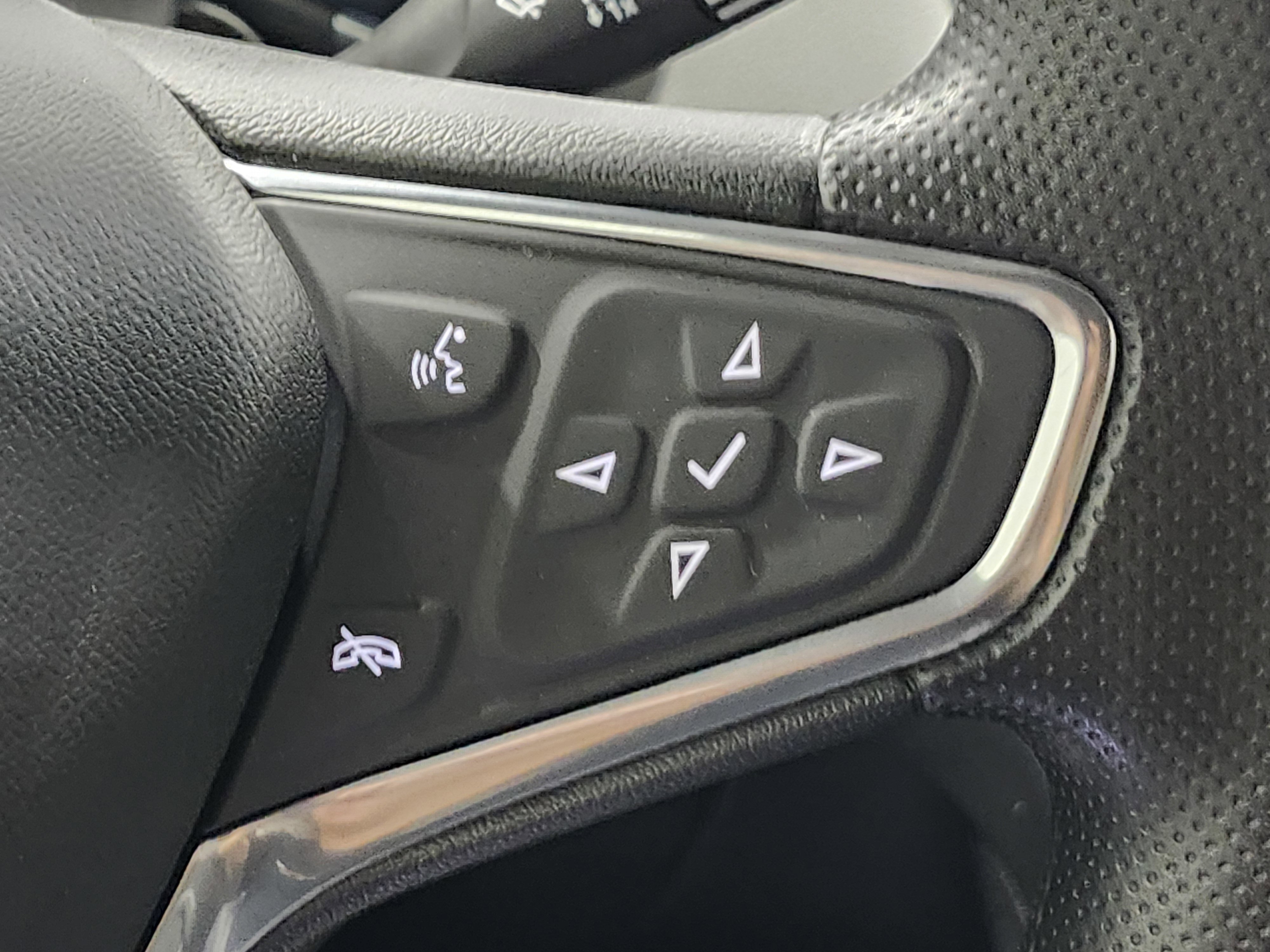 Used 2021 Chevrolet Equinox LS image 32