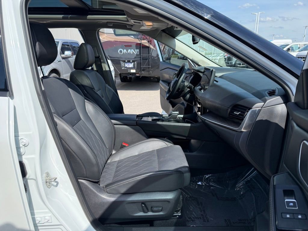 Used 2025 Nissan Rogue Platinum w/ Platinum Premium Package FWD image 19