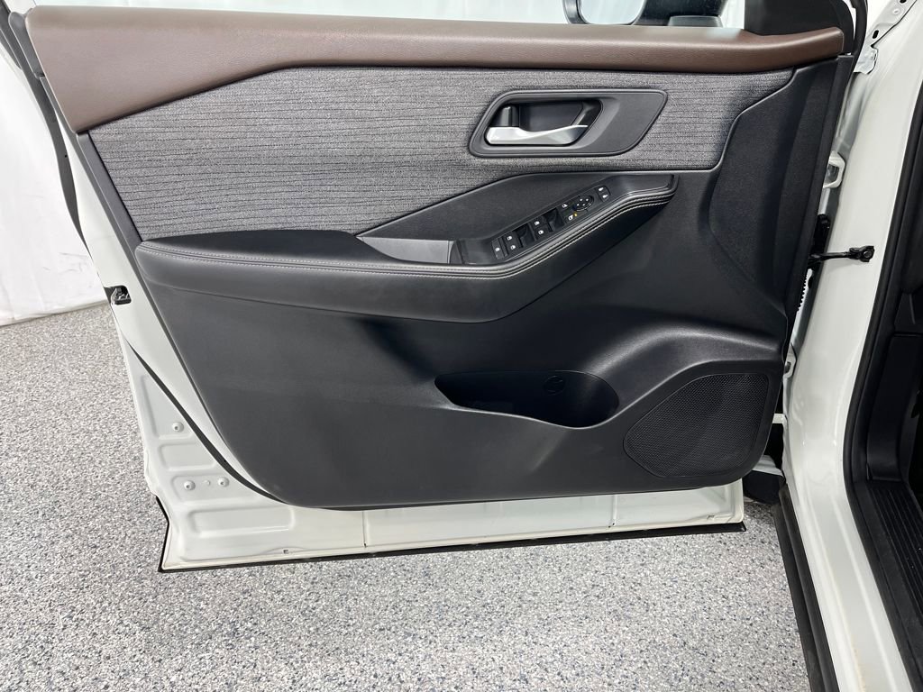 Used 2021 Nissan Rogue SV image 11