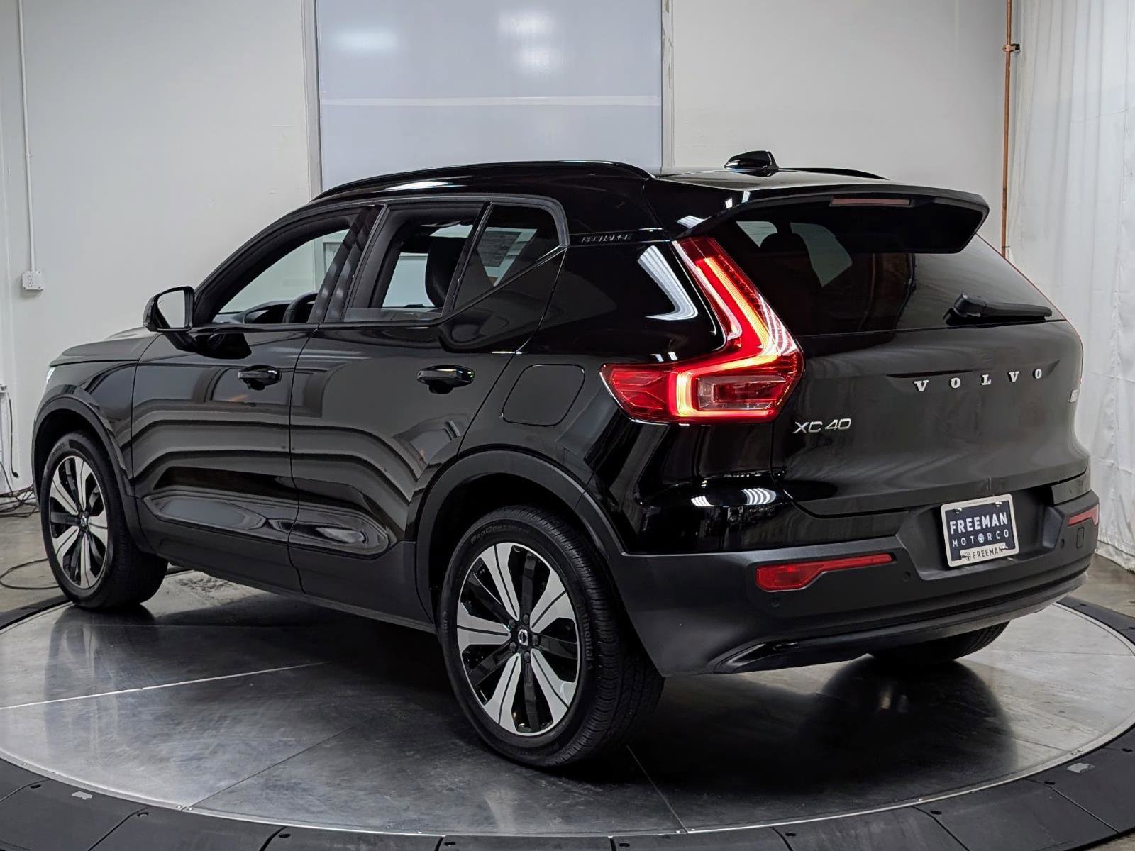 Used 2023 Volvo XC40 Recharge Core image 7
