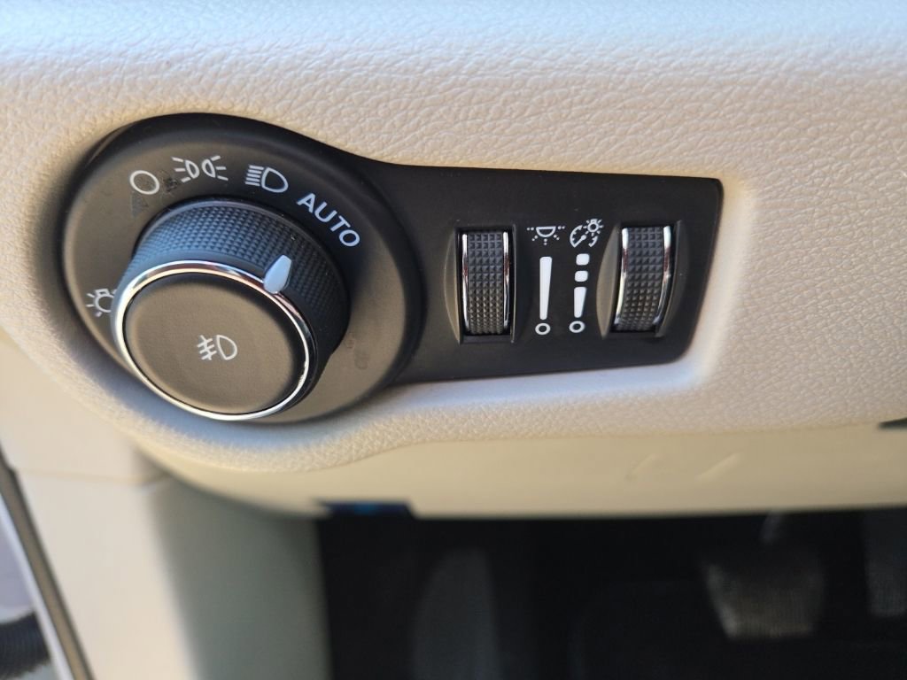 Used 2024 Chrysler Pacifica Touring-L image 23