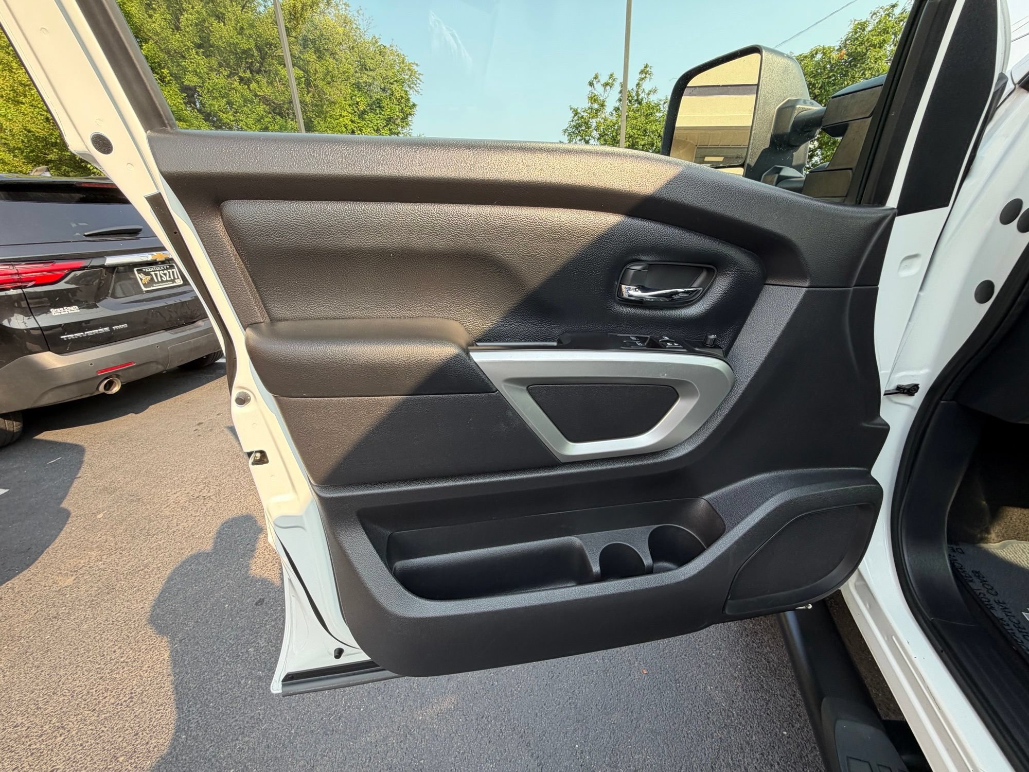 Used 2017 Nissan Titan SV AWD/4WD image 16