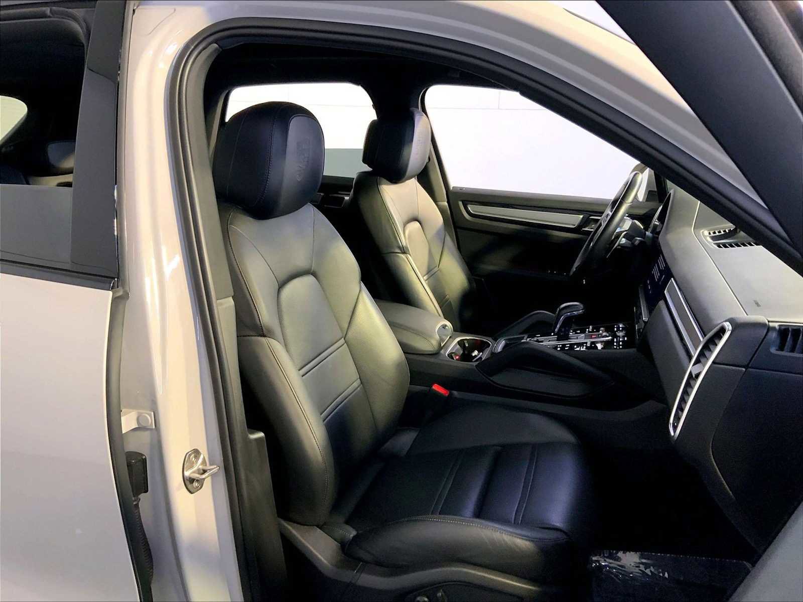Certified 2022 Porsche Cayenne Platinum Edition image 35