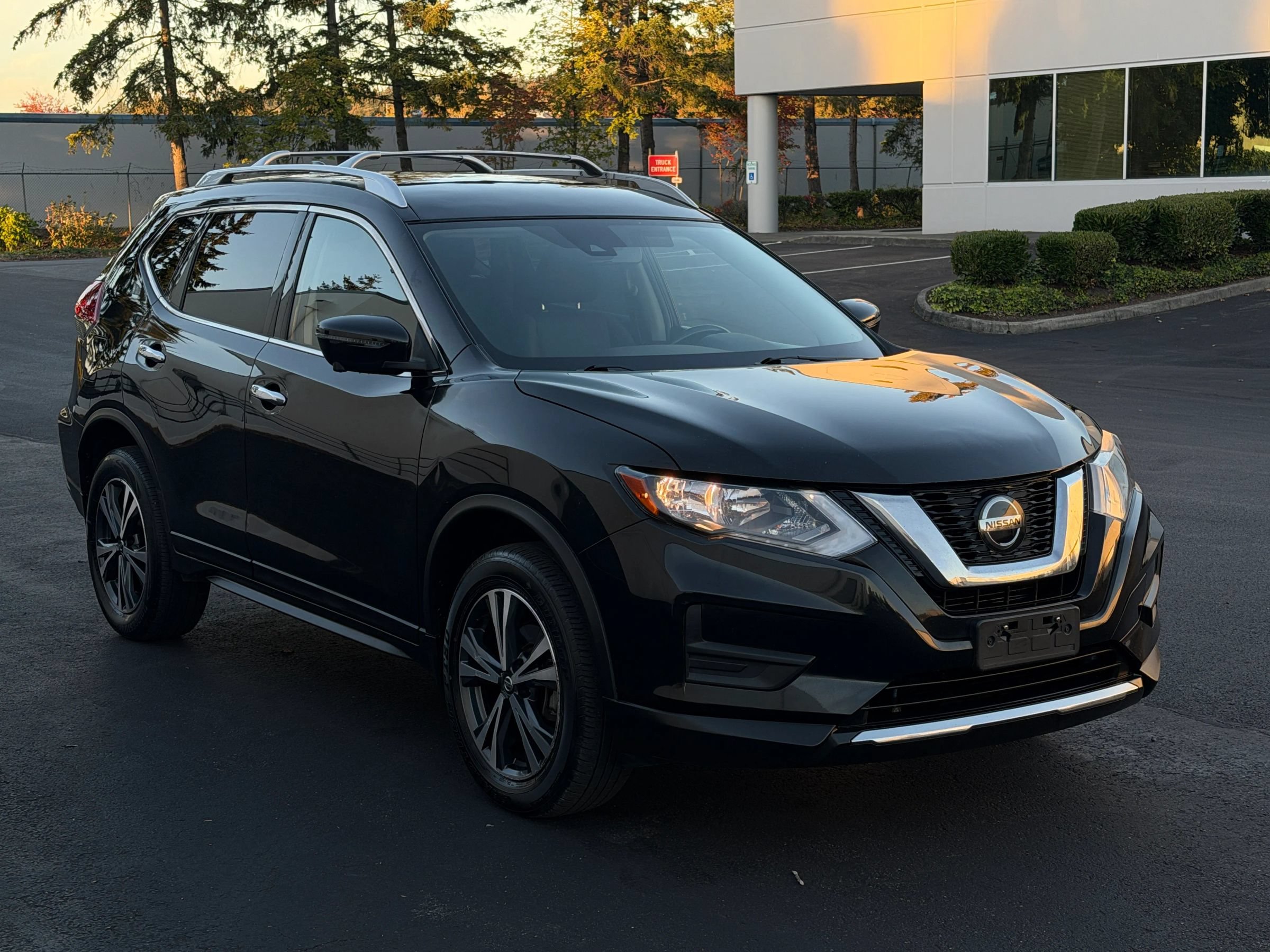 Used 2019 Nissan Rogue SV w/ Premium Package AWD/4WD image 5