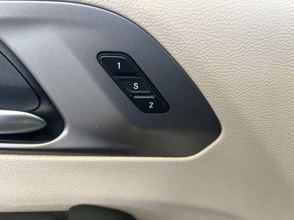 Used 2024 Chrysler Pacifica Touring-L FWD image 37