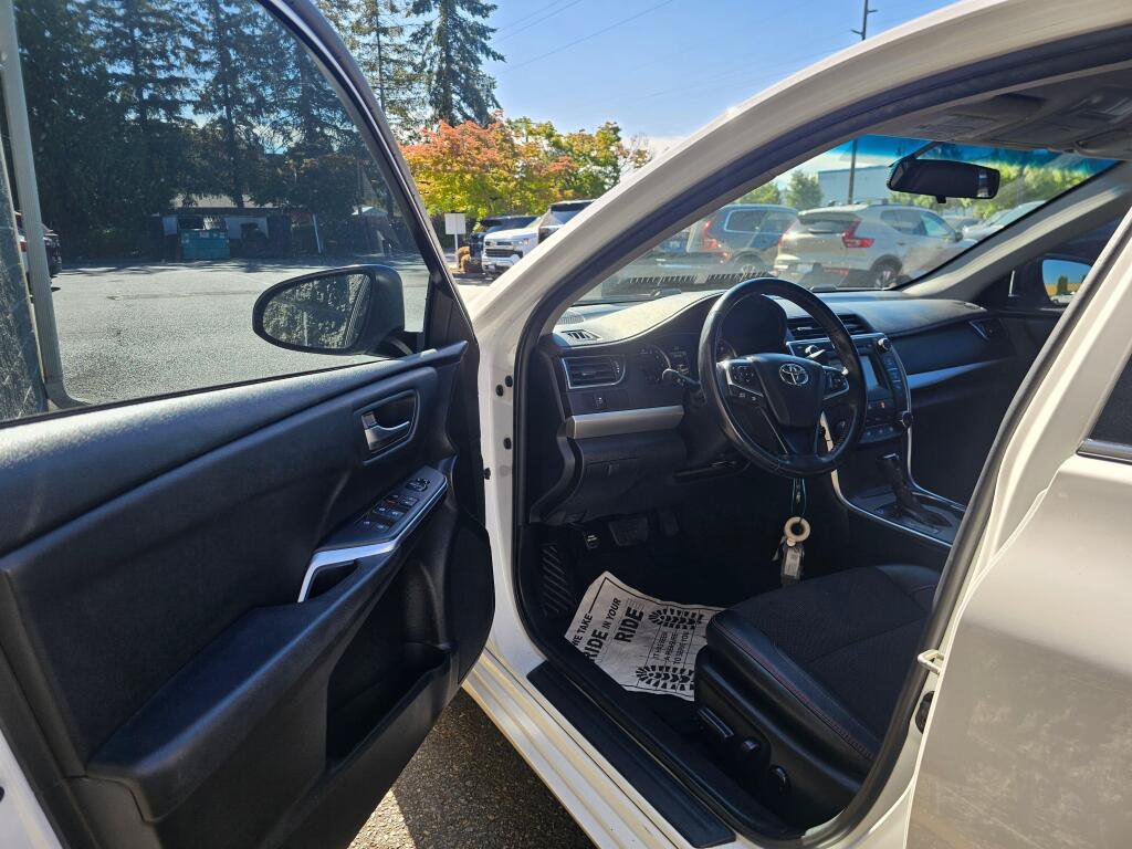 Used 2016 Toyota Camry SE FWD image 19