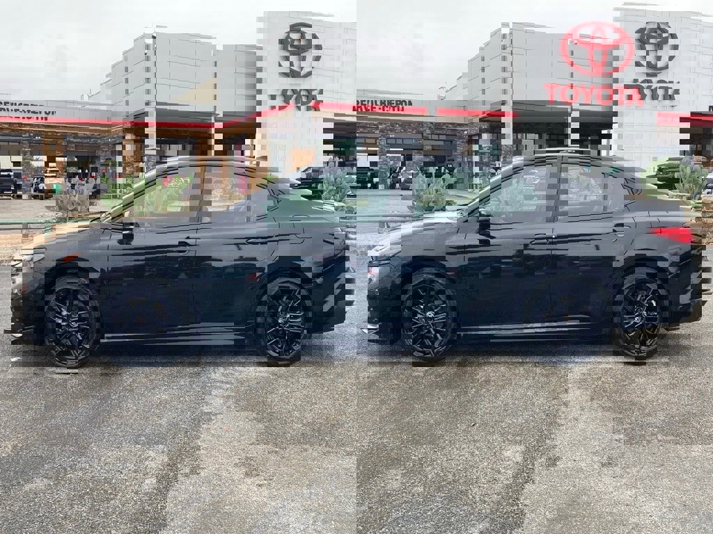 Used 2025 Toyota Camry SE image 6